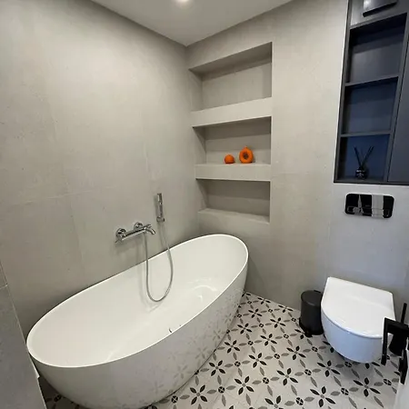 Exclusive 2 Bedroom Trendy Center, Large Terrace & Free Parking *