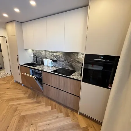 Exclusive 2 Bedroom Trendy Center, Large Terrace & Free Parking Apartman