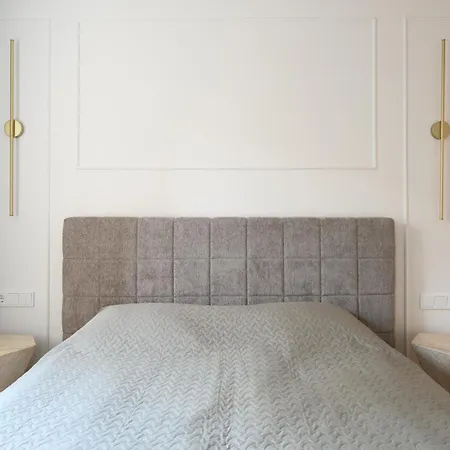 Exclusive 2 Bedroom Trendy Center, Large Terrace & Free Parking