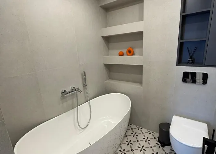 Exclusive 2 Bedroom Trendy Center, Large Terrace & Free Parking *