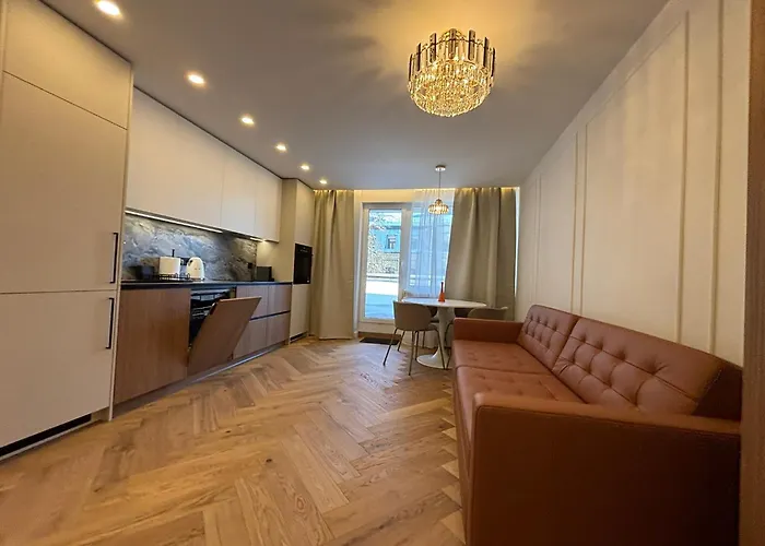 Exclusive 2 Bedroom Trendy Center, Large Terrace & Free Parking Apartman *