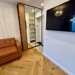 Exclusive 2 Bedroom Trendy Center, Large Terrace & Free Parking Lägenhet