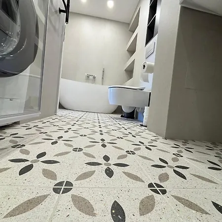 Exclusive 2 Bedroom Trendy Center, Large Terrace & Free Parking * Vilna