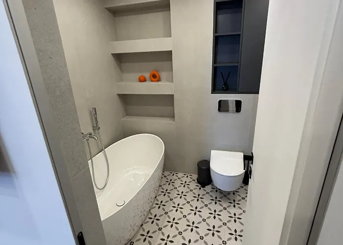 Exclusive 2 Bedroom Trendy Center, Large Terrace & Free Parking